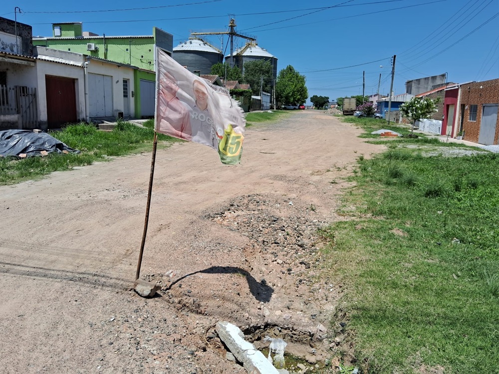 Moradores de Jaguarão usam bandeira para alertar sobre buraco
