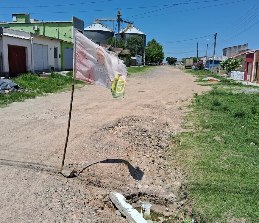 Moradores de Jaguarão usam bandeira para alertar sobre buraco