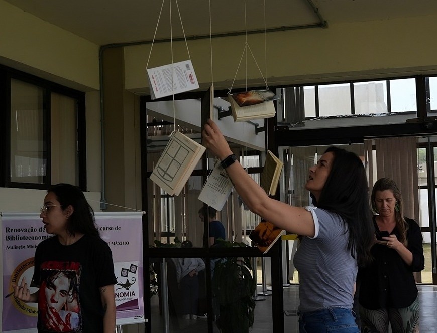 Arvoreteca da FURG leva livros e leitura no Campus Carreios