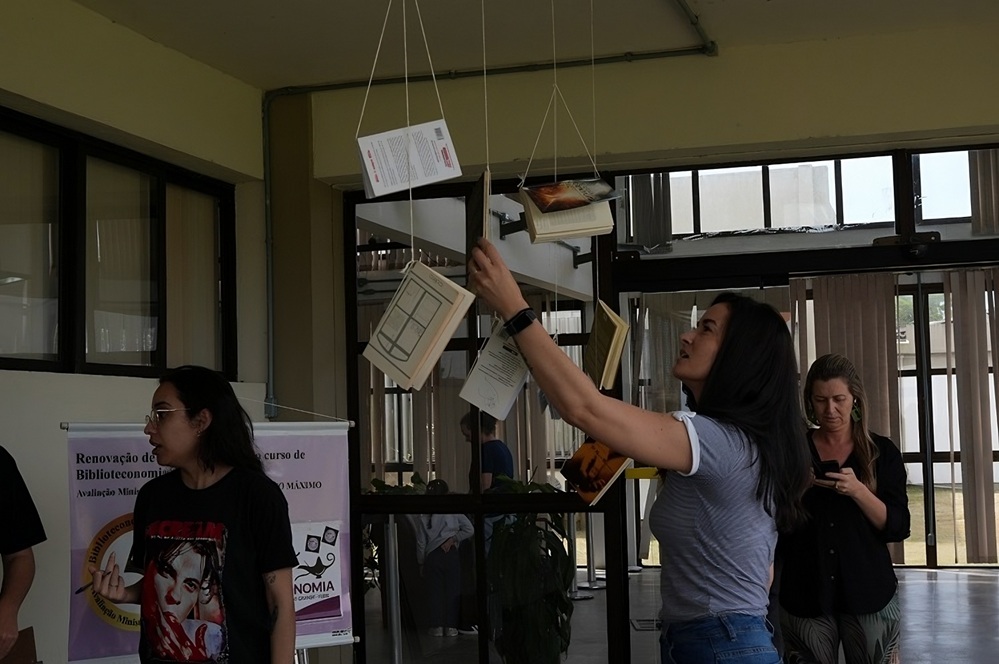 Arvoreteca da FURG leva livros e leitura no Campus Carreios